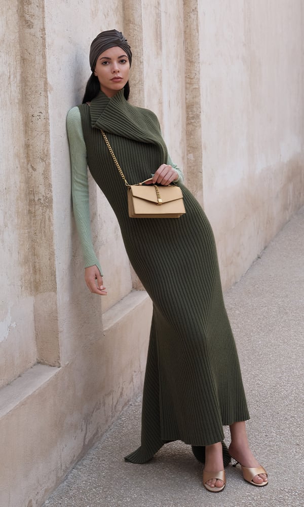 حقيبة تايسيا سوداء من الساتان بتصميم ظرف وحزام سلسلة – تشارلز آند كيث