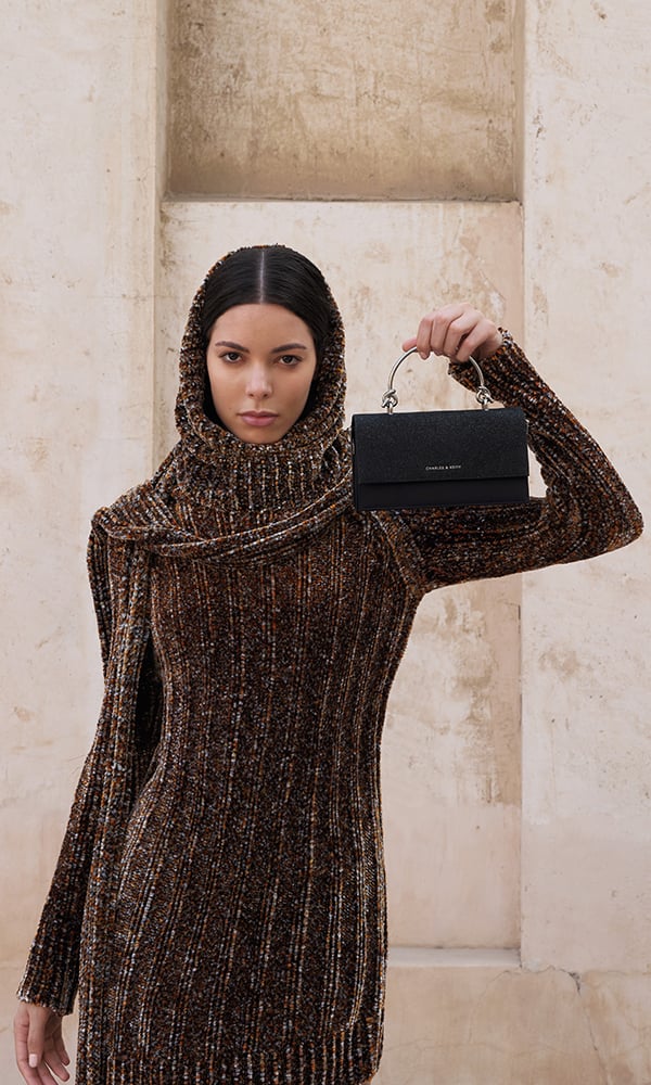 محفظة كريستين سوداء لامعة بسلسلة – تشارلز آند كيث