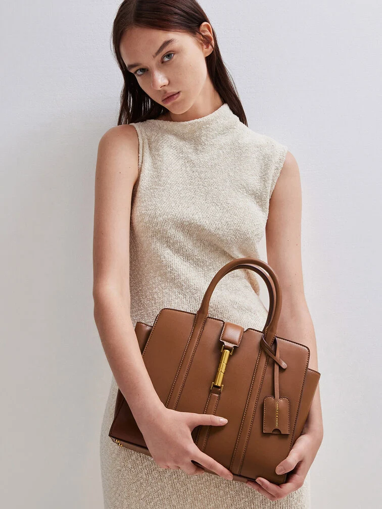 حقيبة توت باج كبيرة سيزيا بتفاصيل معدنية باللون الأسود - تشارلز آند كيث 